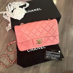 Chanel mini classic bag in pink!